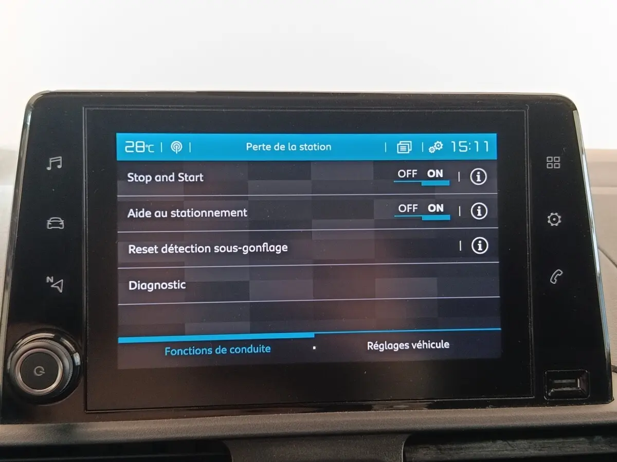 Écran tactile central du tableau de bord du Citroën Berlingo blanc, affichant les réglages d’aide à la conduite.