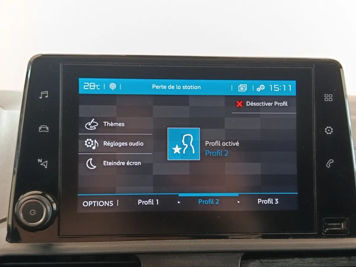 Écran tactile central du tableau de bord du Citroën Berlingo blanc, affichant le menu des profils utilisateur.