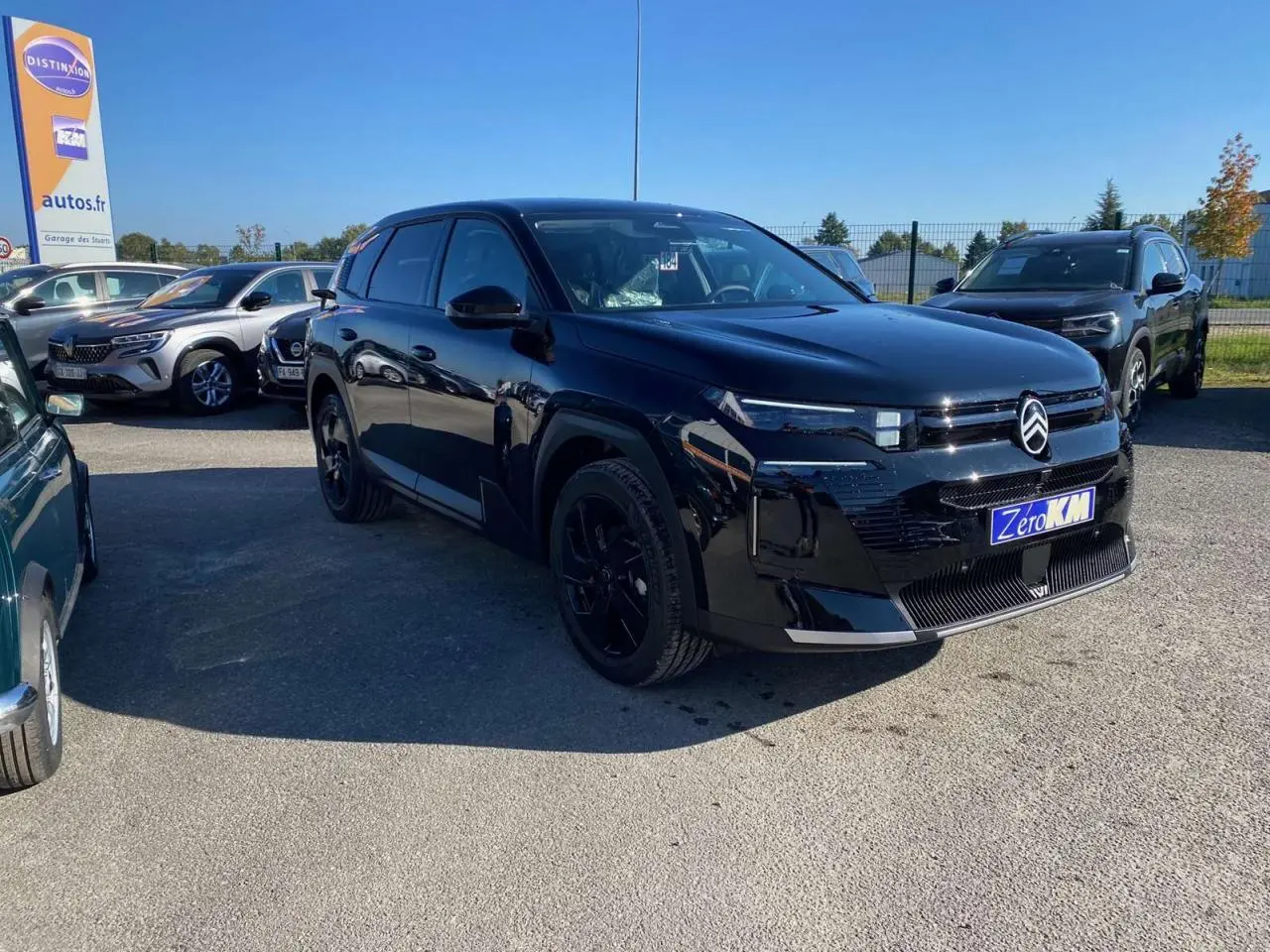 Citroën C5 Aircross noir en 3/4 avant droit sur parking extérieur avec jantes alliage noires.