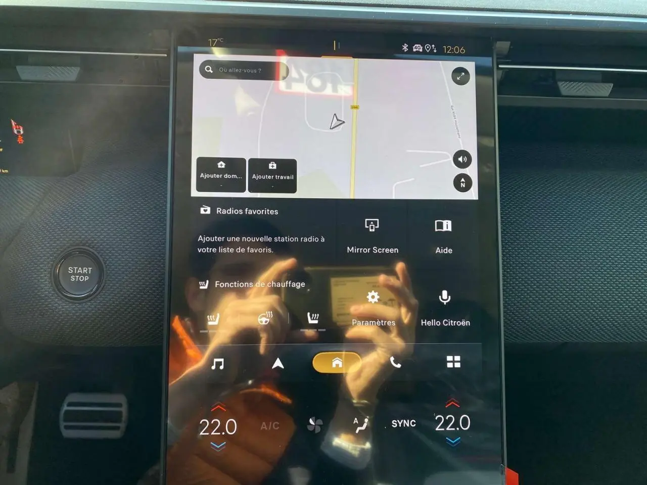 Écran tactile central du tableau de bord du Citroën C5 Aircross noir, affichant la navigation et les commandes de climatisation.