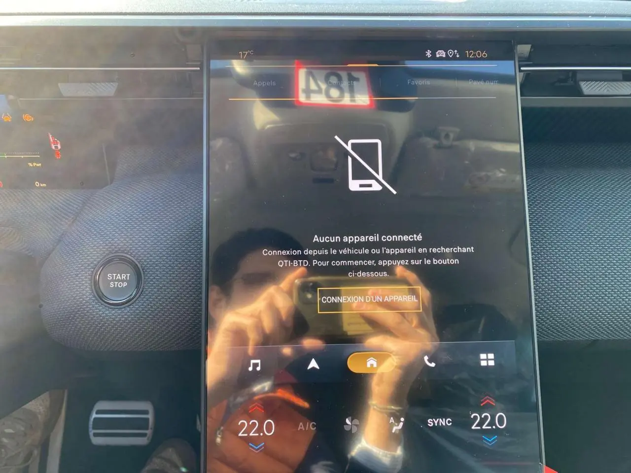 Écran tactile central du tableau de bord du Citroën C5 Aircross 2026 avec affichage de la connexion smartphone, vue intérieure.