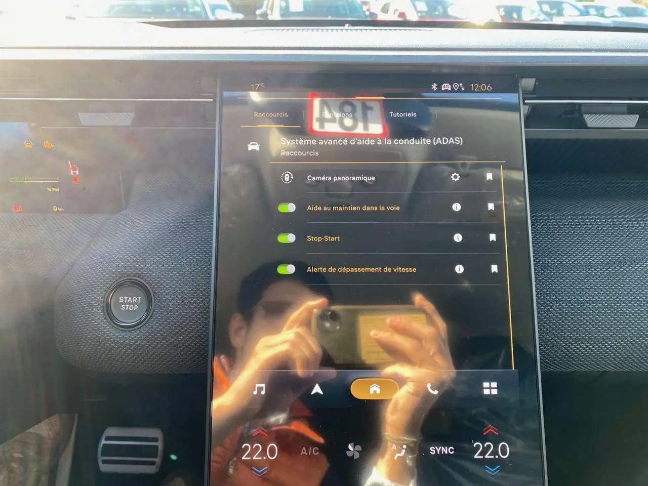 Vue intérieure centrée sur l'écran tactile du système d'aide à la conduite du Citroën C5 Aircross 2026, tableau de bord noir.