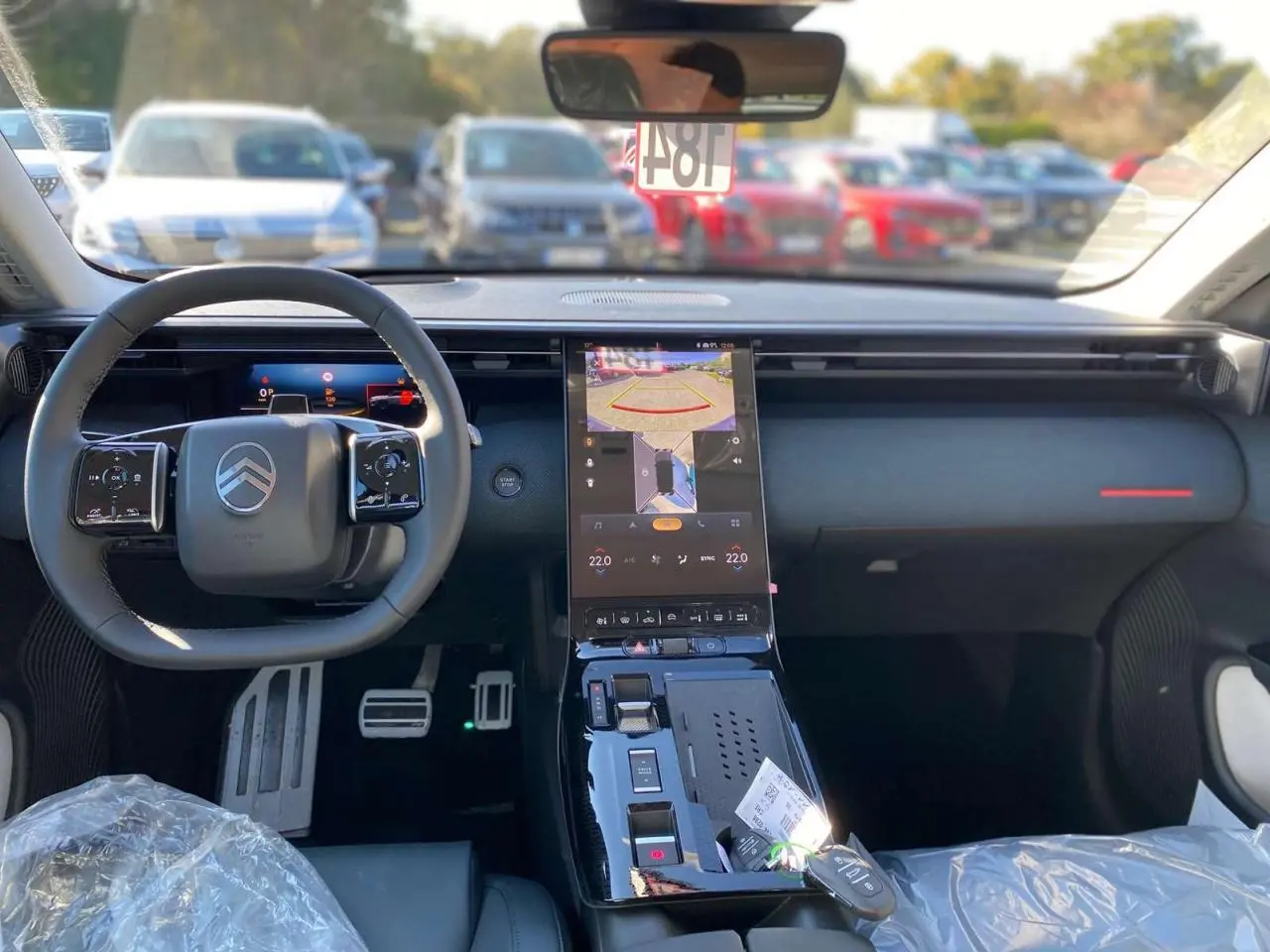 Vue intérieure avant du Citroën C5 Aircross 2026, tableau de bord noir avec écran tactile central et volant multifonction.