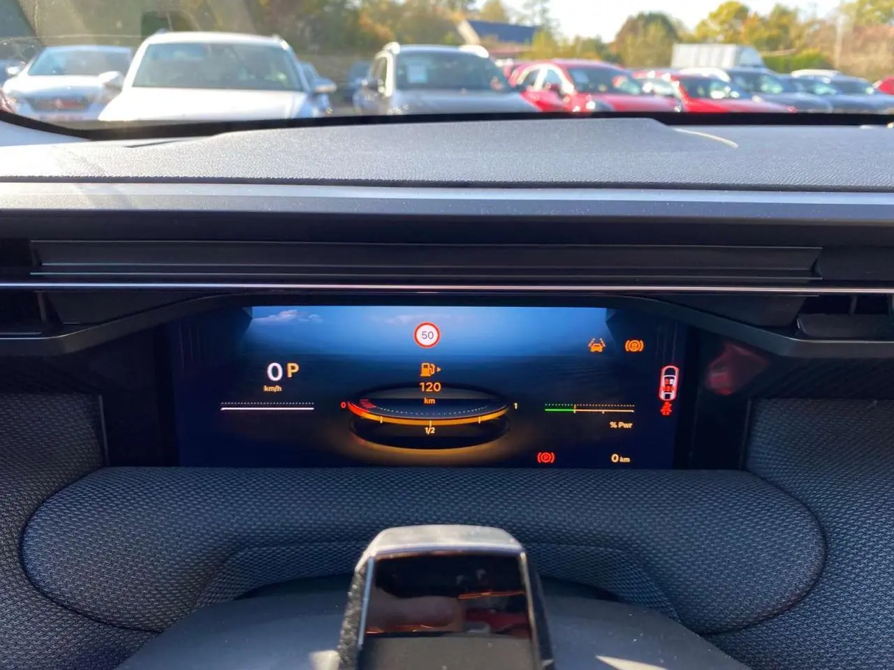 Tableau de bord numérique du Citroën C5 Aircross noir, vue frontale centrée sur l’affichage du compteur et levier de vitesse.