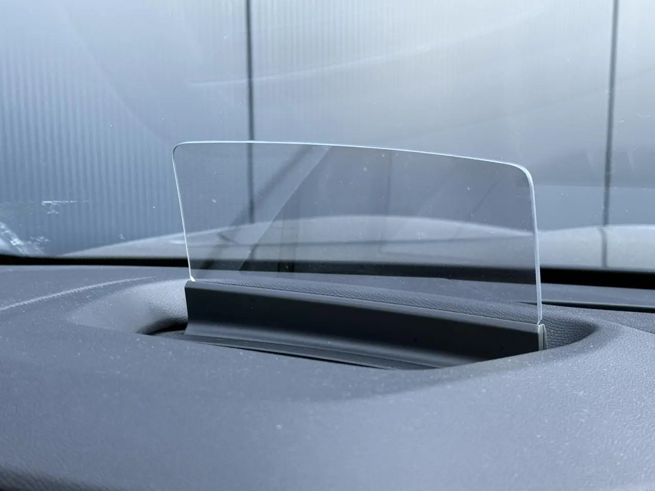 Affichage tête haute transparent sur tableau de bord noir du Citroën C4 X 1.5 BlueHDI 130 EAT8 Max 2024