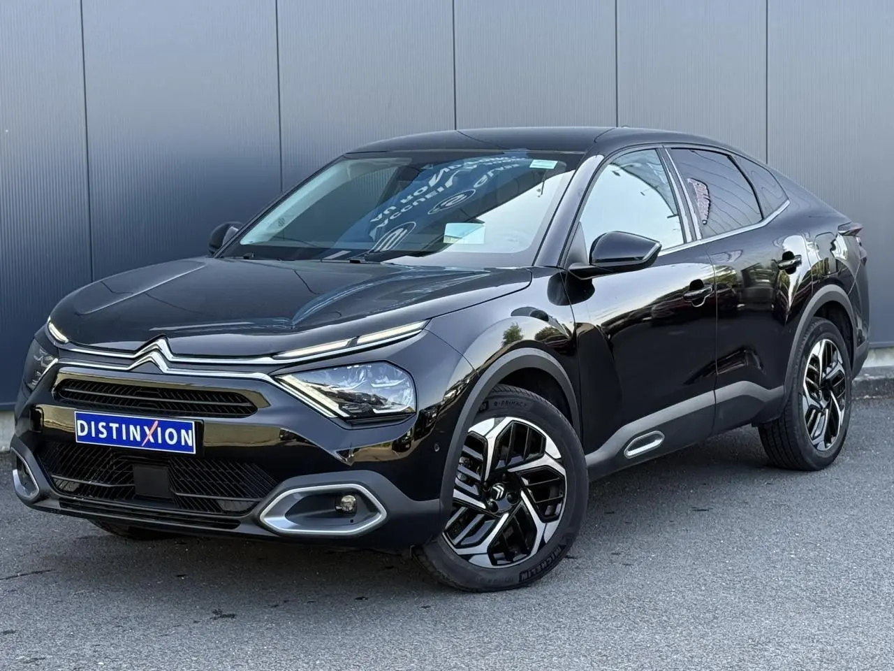 Citroën C4 X noir Perla en 3/4 avant droit, avec jantes alliage diamantées et signature lumineuse LED en V.