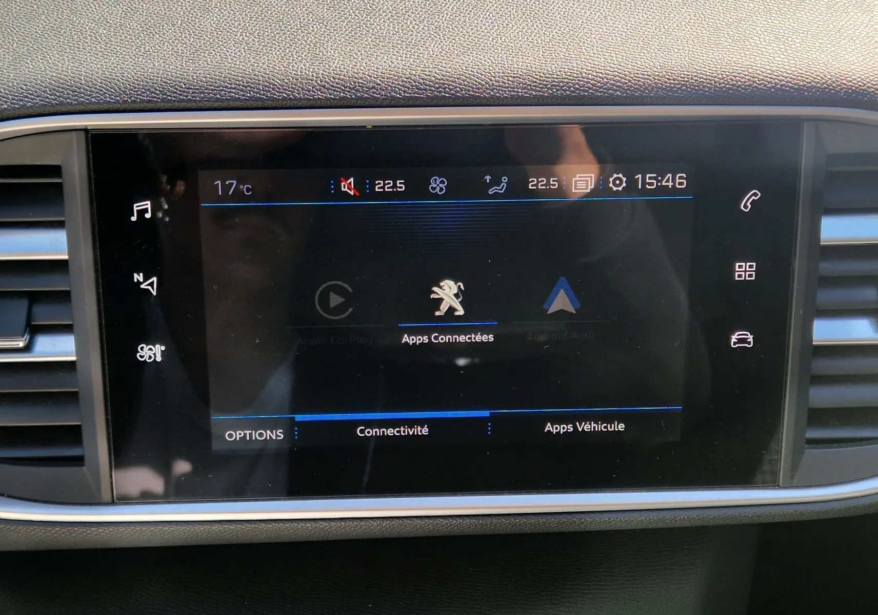 Écran tactile central du tableau de bord de la Peugeot 308 SW noir, affichant les options de connectivité et applications.