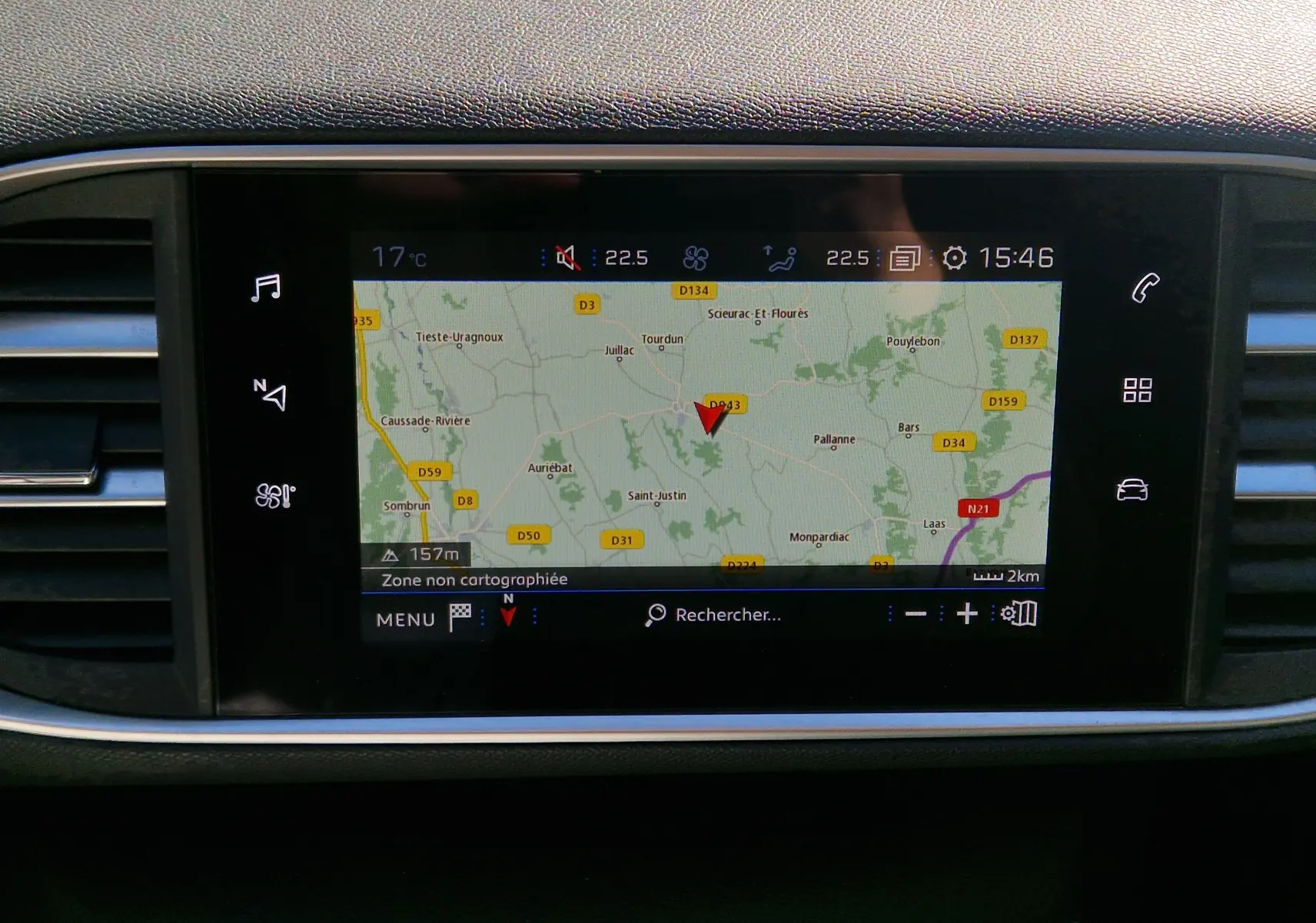 Écran tactile central du tableau de bord du Peugeot 308 SW 2021 affichant la navigation GPS en mode carte.