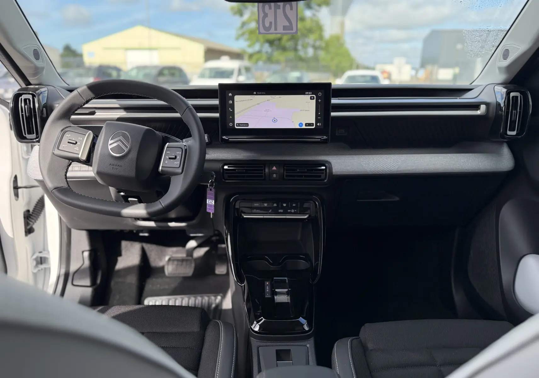 Vue intérieure avant de la Citroën C3 Aircross Hybrid 145 avec tableau de bord moderne et écran tactile central.