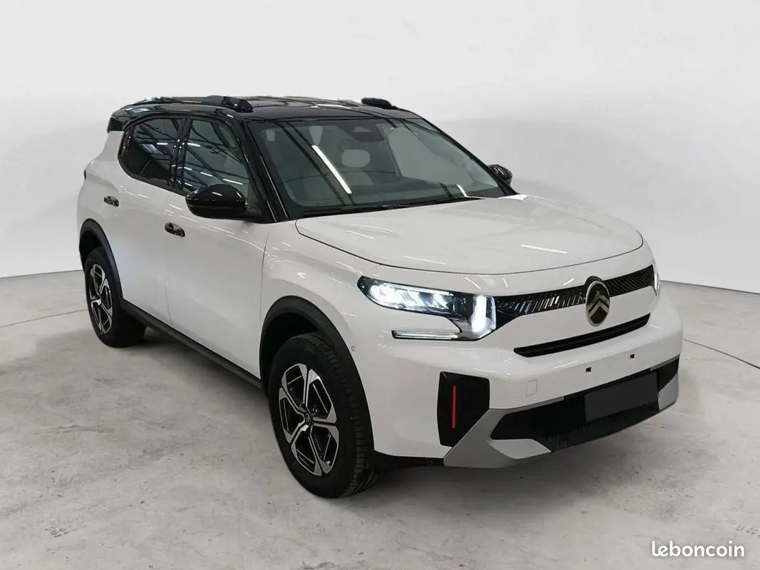 Citroën C3 Aircross Hybrid 145 blanc banquise toit noir, vue 3/4 avant avec phares LED allumés.