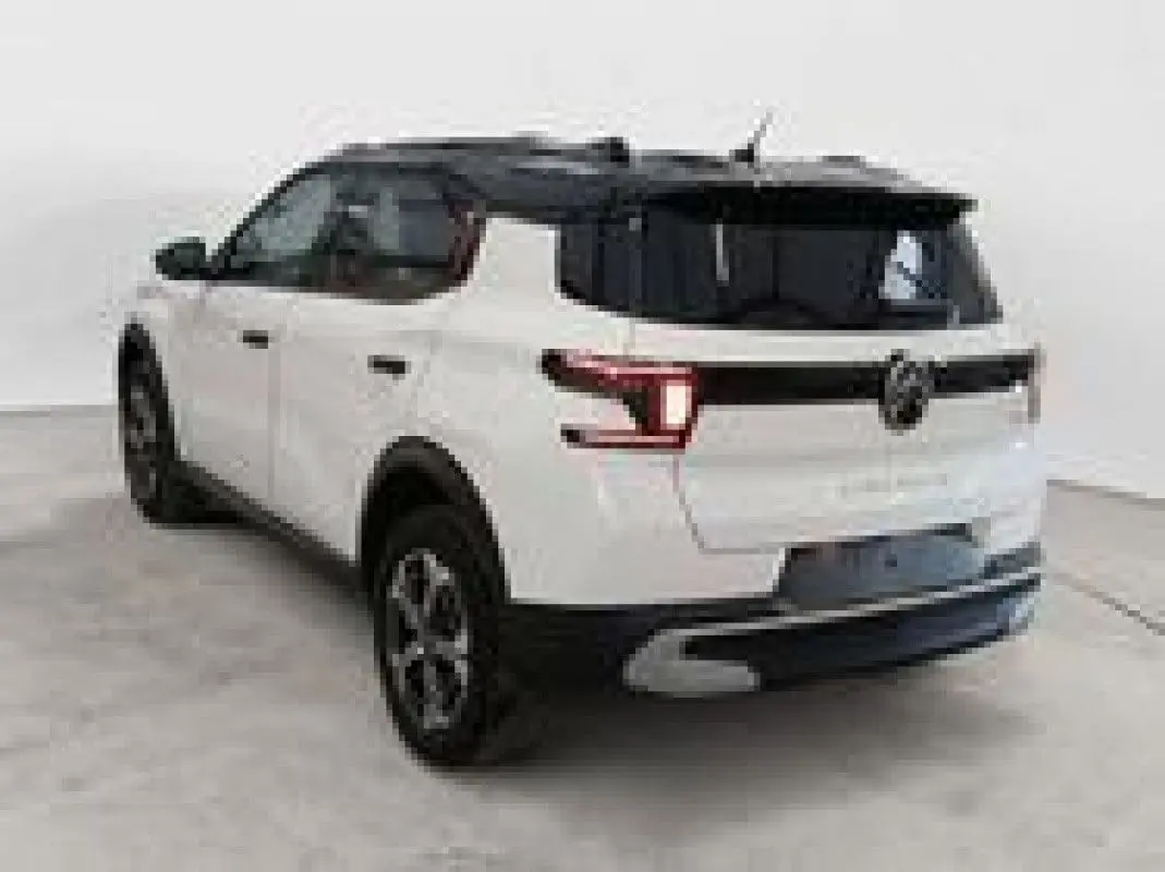 Vue 3/4 arrière d'un Citroën C3 Aircross blanc banquise avec toit noir, feux arrière LED et jantes noires.