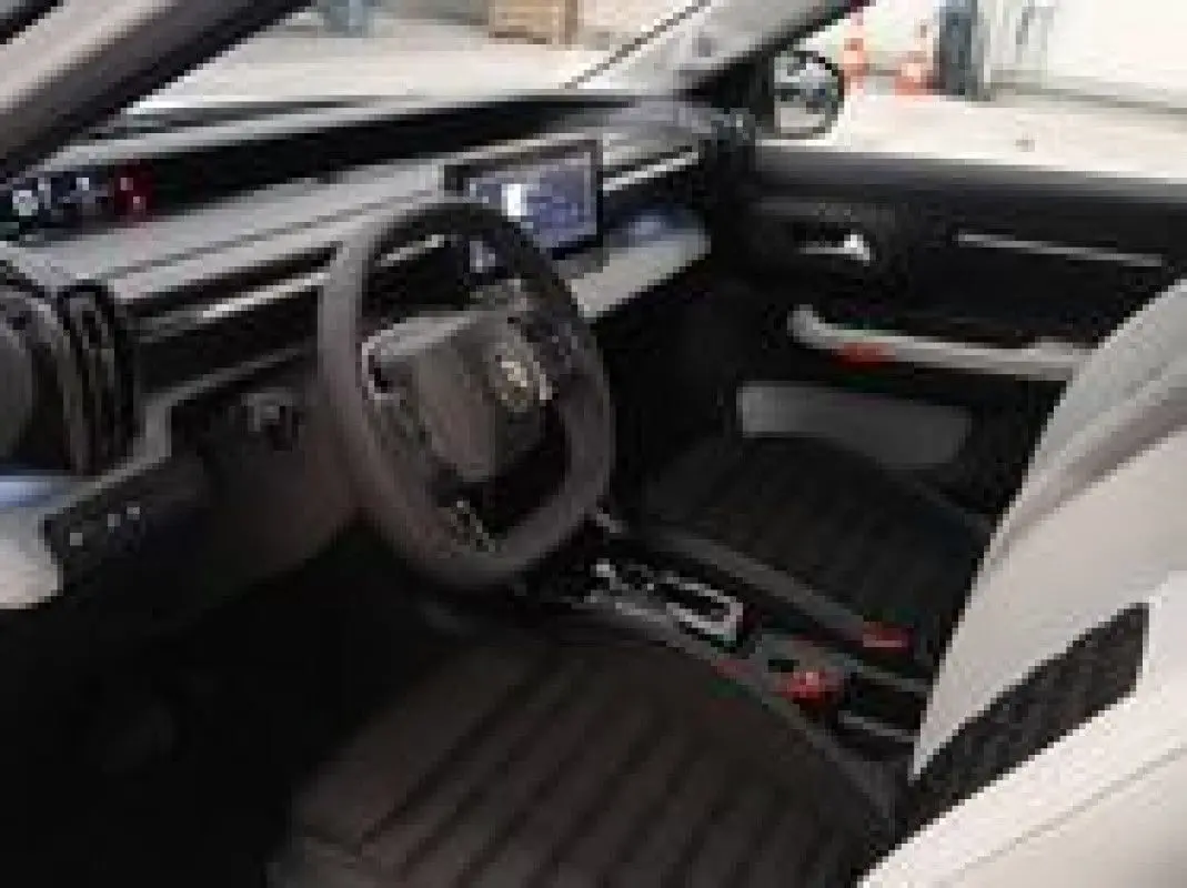 Vue intérieure côté conducteur du Citroën C3 Aircross Hybrid 145, avec sièges noirs et tableau de bord moderne.