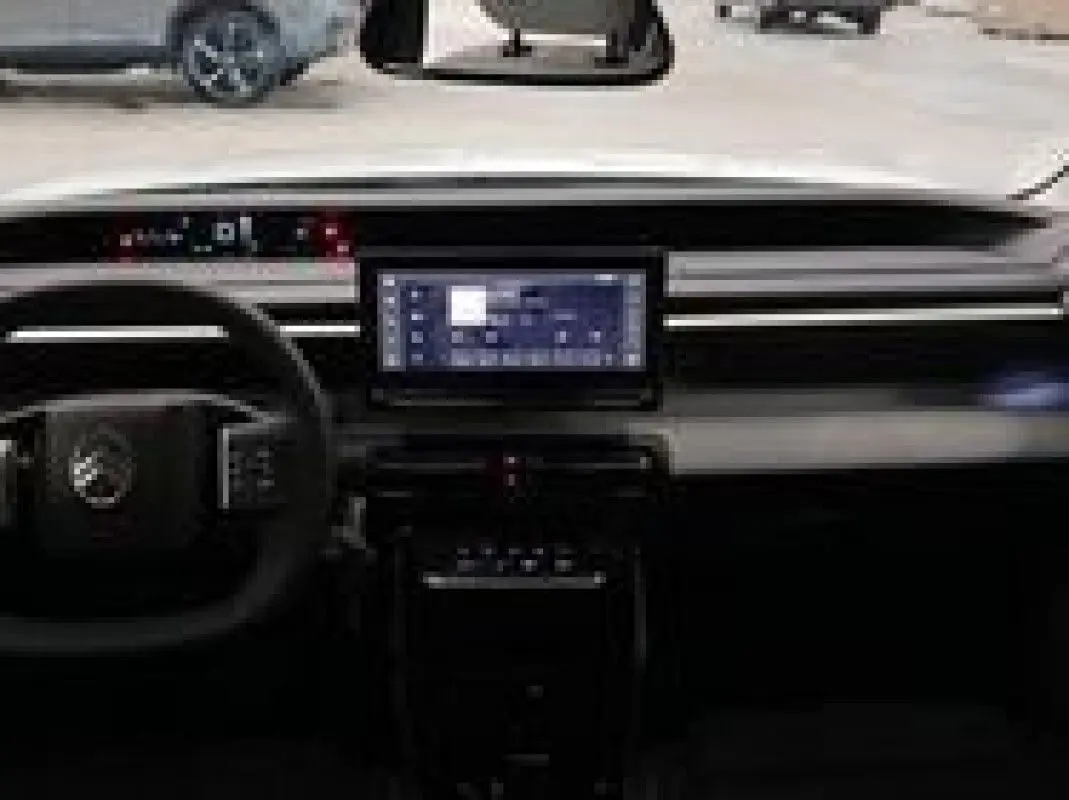 Vue intérieure frontale du tableau de bord noir du Citroën C3 Aircross Hybrid 145 avec écran tactile central.