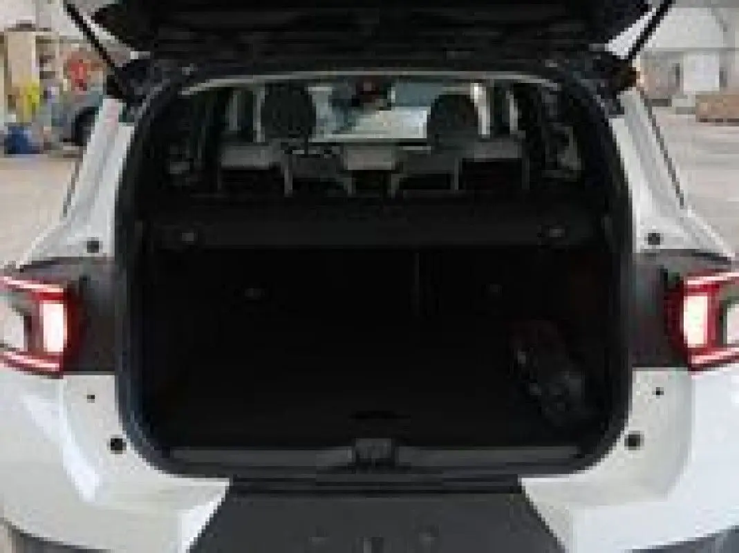 Vue arrière du Citroën C3 Aircross blanc banquise avec coffre ouvert et toit noir visible en partie supérieure.