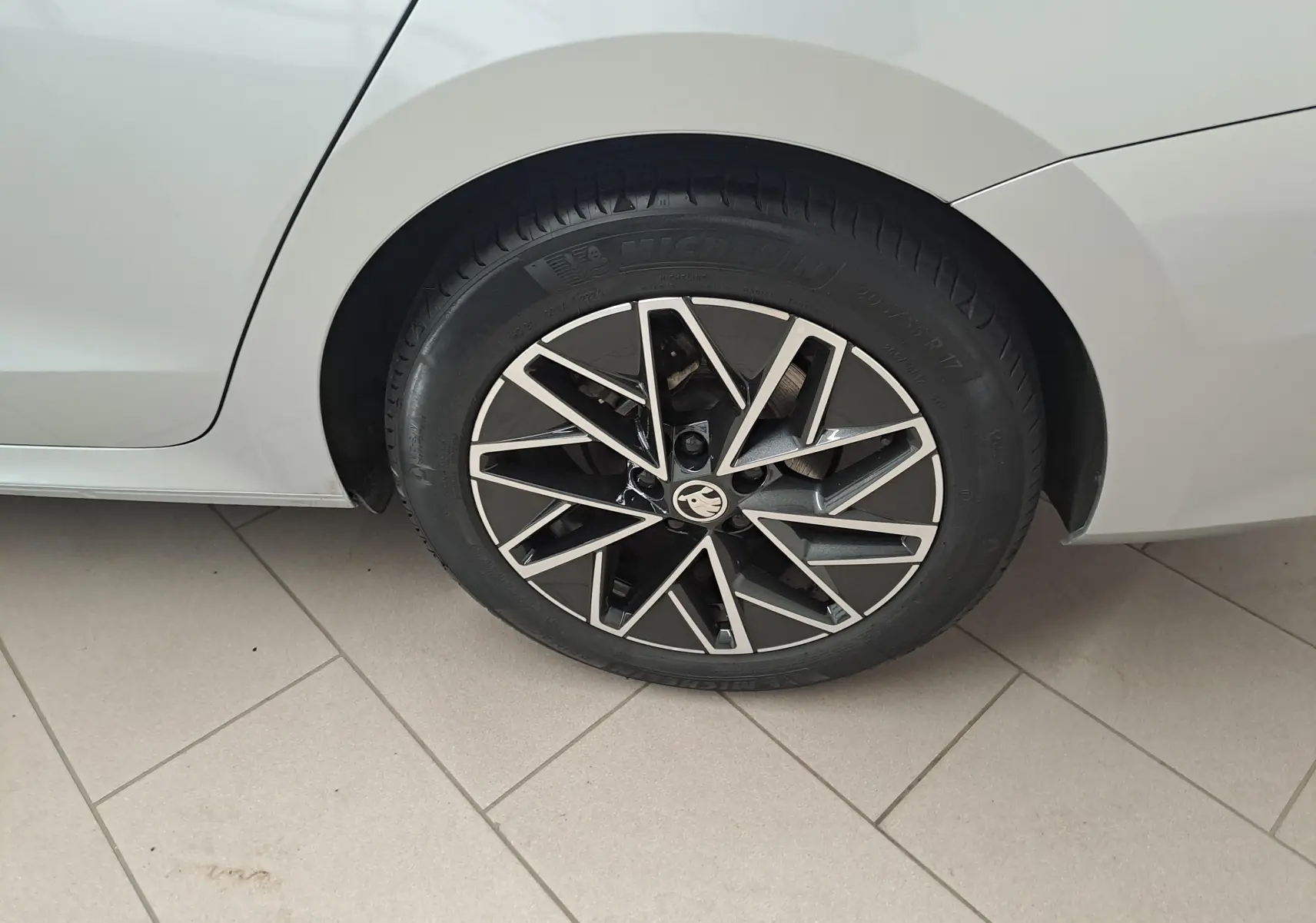 Gros plan sur la roue arrière droite avec jante alliage 17'' Slagard Aero noir polie du Skoda Octavia Combi gris argent.