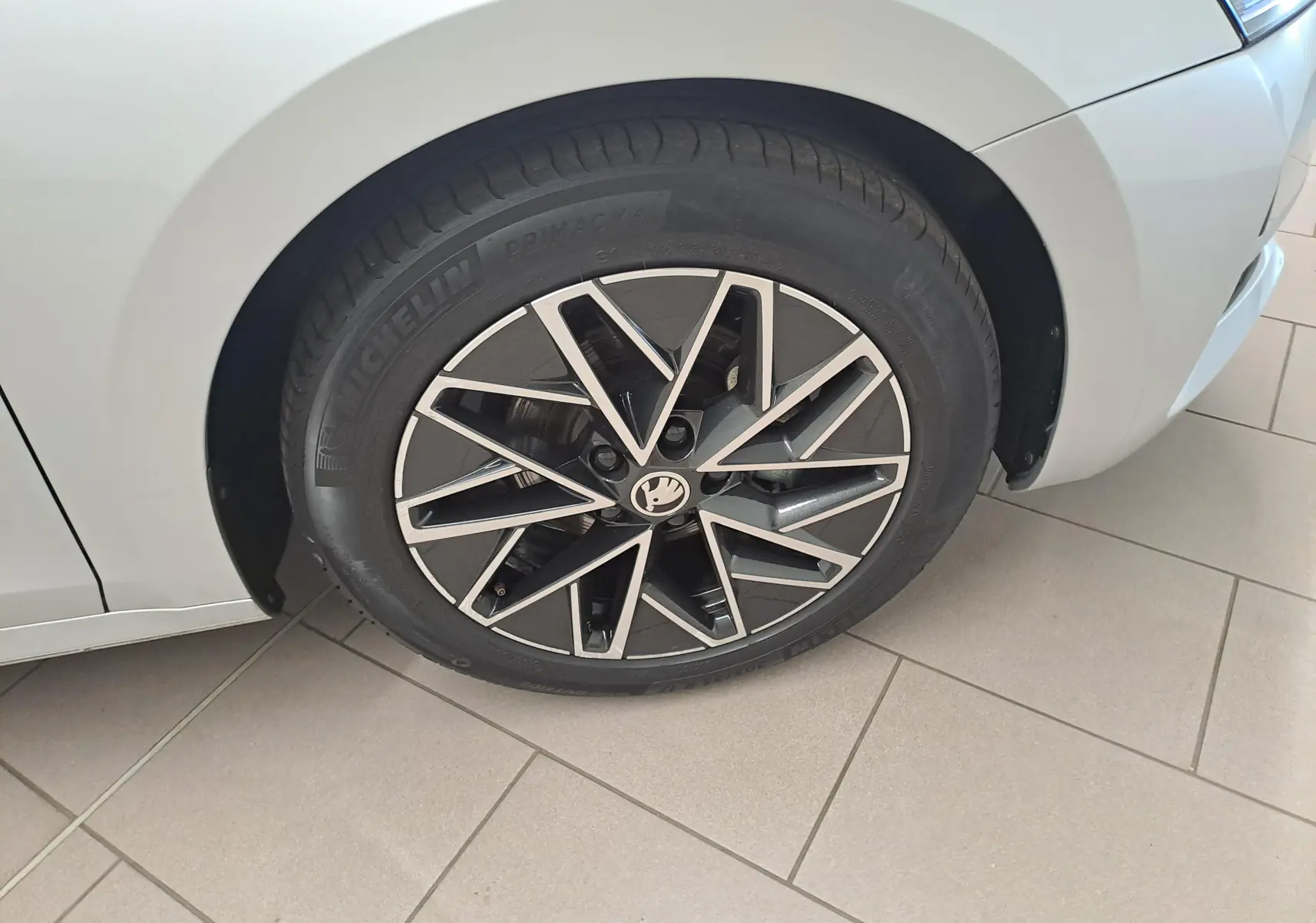 Gros plan sur la jante alliage 17'' Slagard Aero noir polie du côté avant droit d'une Skoda Octavia Combi gris argent.