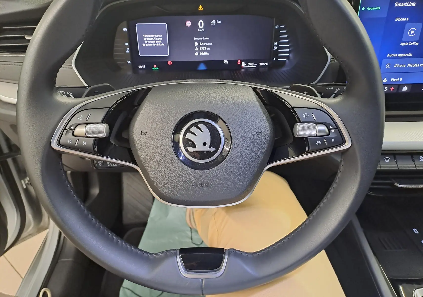 Vue rapprochée du volant multifonction d'une Skoda Octavia Combi 2025, avec tableau de bord numérique et écran tactile.