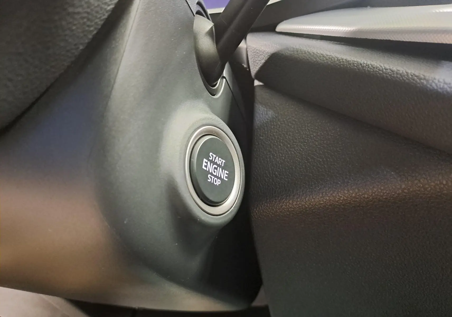 Détail intérieur du bouton Start Engine Stop sur la console côté conducteur de la Skoda Octavia Combi gris argent 2025.