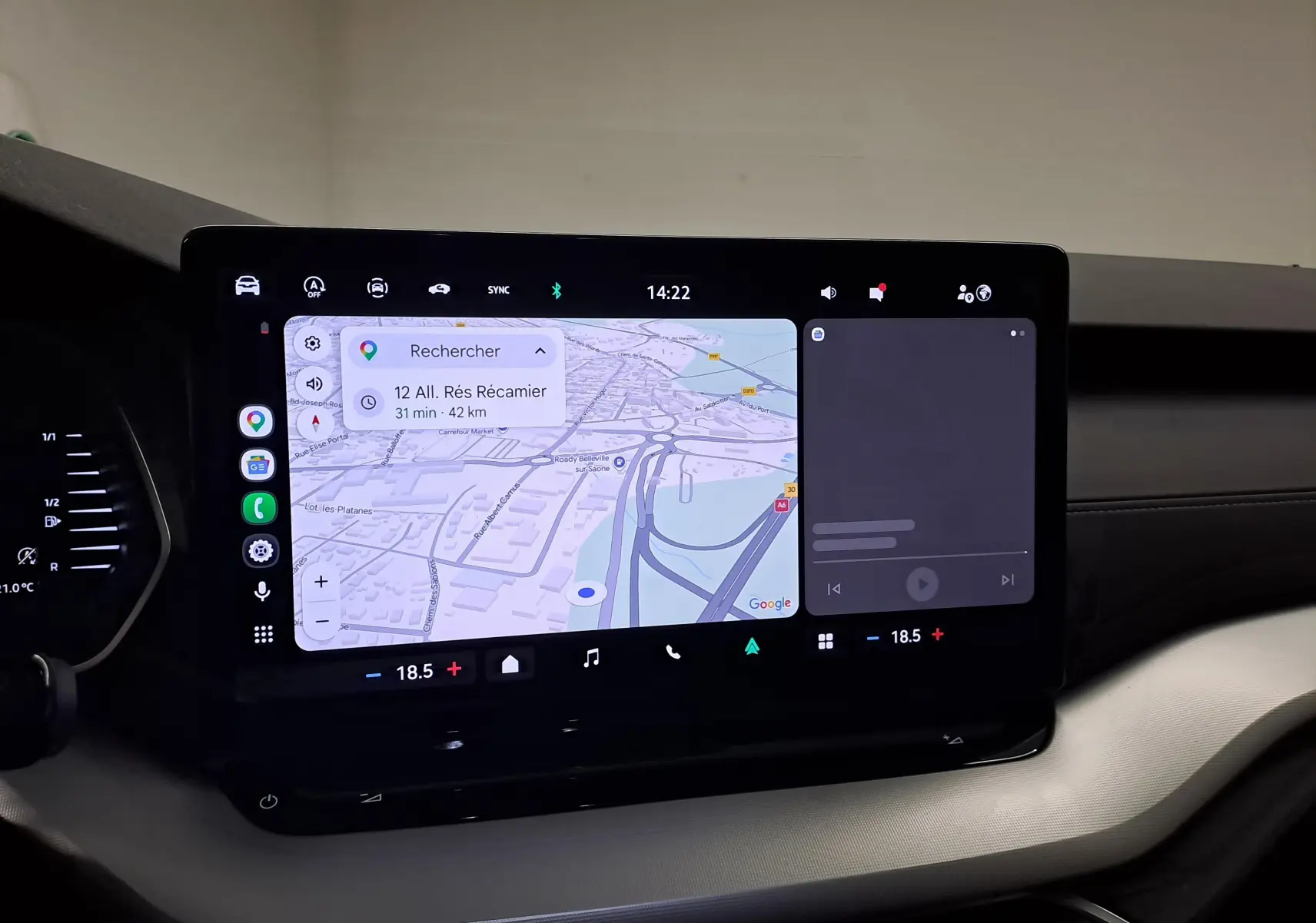 Écran tactile central du Skoda Octavia Combi 2025 montrant la navigation GPS avec interface moderne et commandes tactiles.