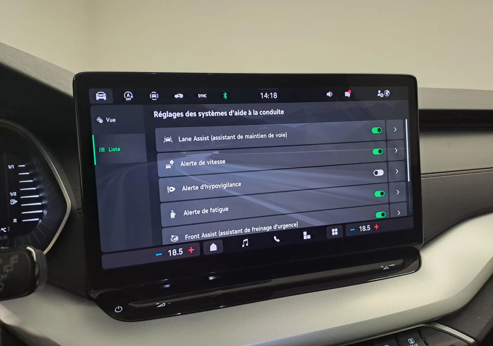 Écran tactile central du Skoda Octavia Combi 2025 affichant les réglages des aides à la conduite.