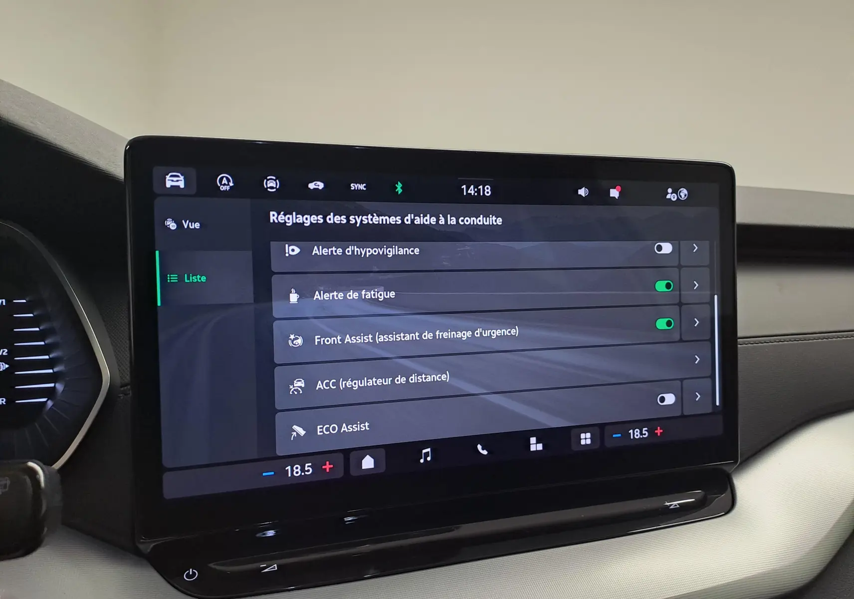 Écran tactile central du Skoda Octavia Combi 2025 affichant les réglages d’aide à la conduite, intérieur gris clair.