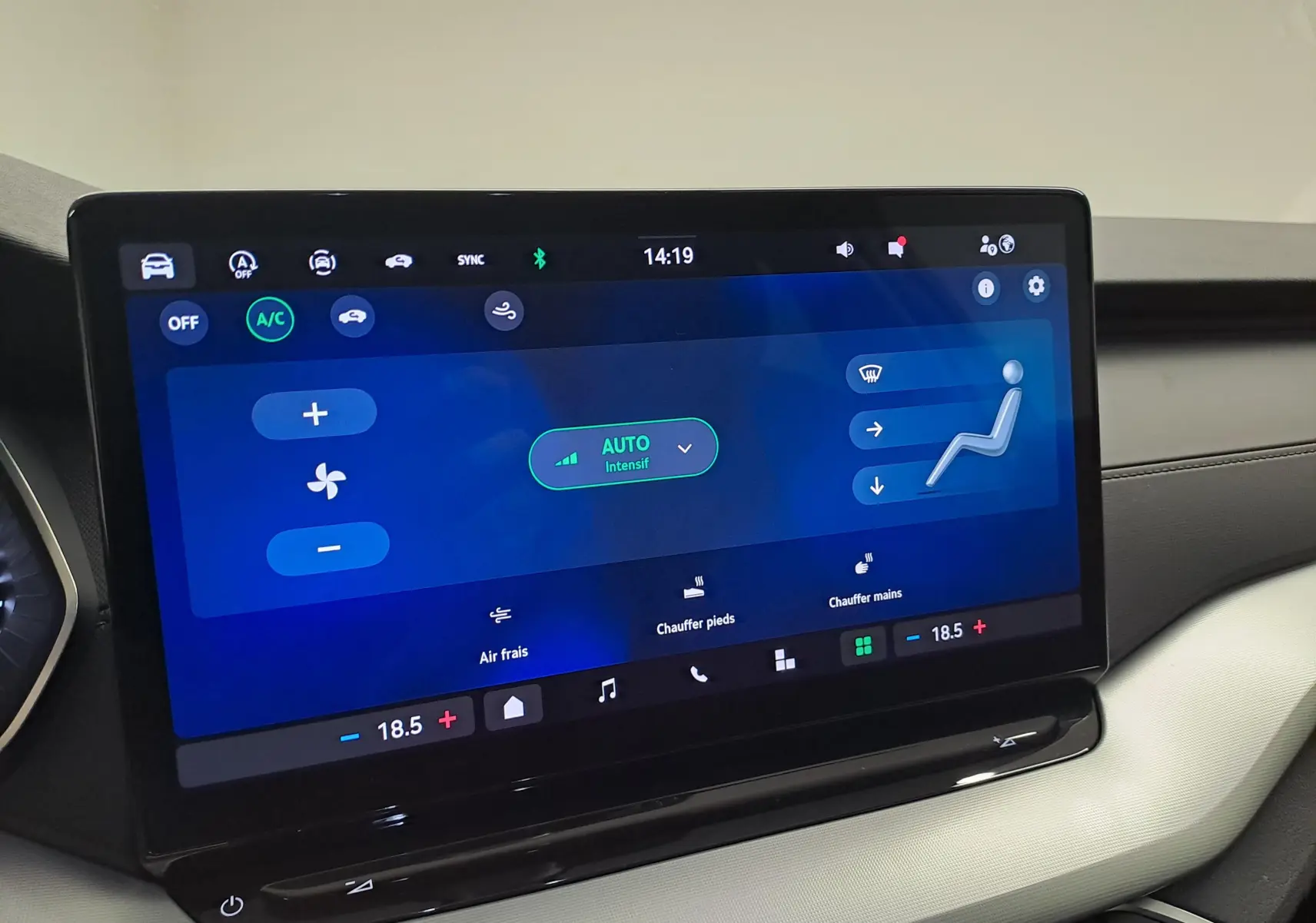 Écran tactile central de la Skoda Octavia Combi 2025 affichant la climatisation automatique et les réglages de confort.