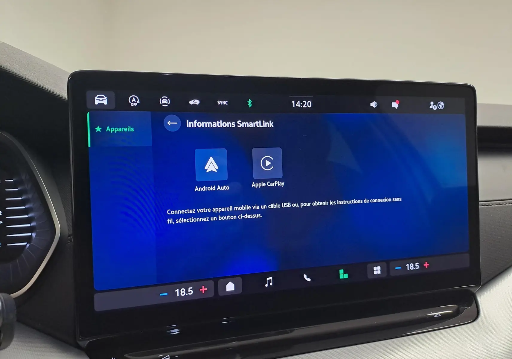 Écran tactile central affichant les options Android Auto et Apple CarPlay dans une Skoda Octavia Combi 2025.