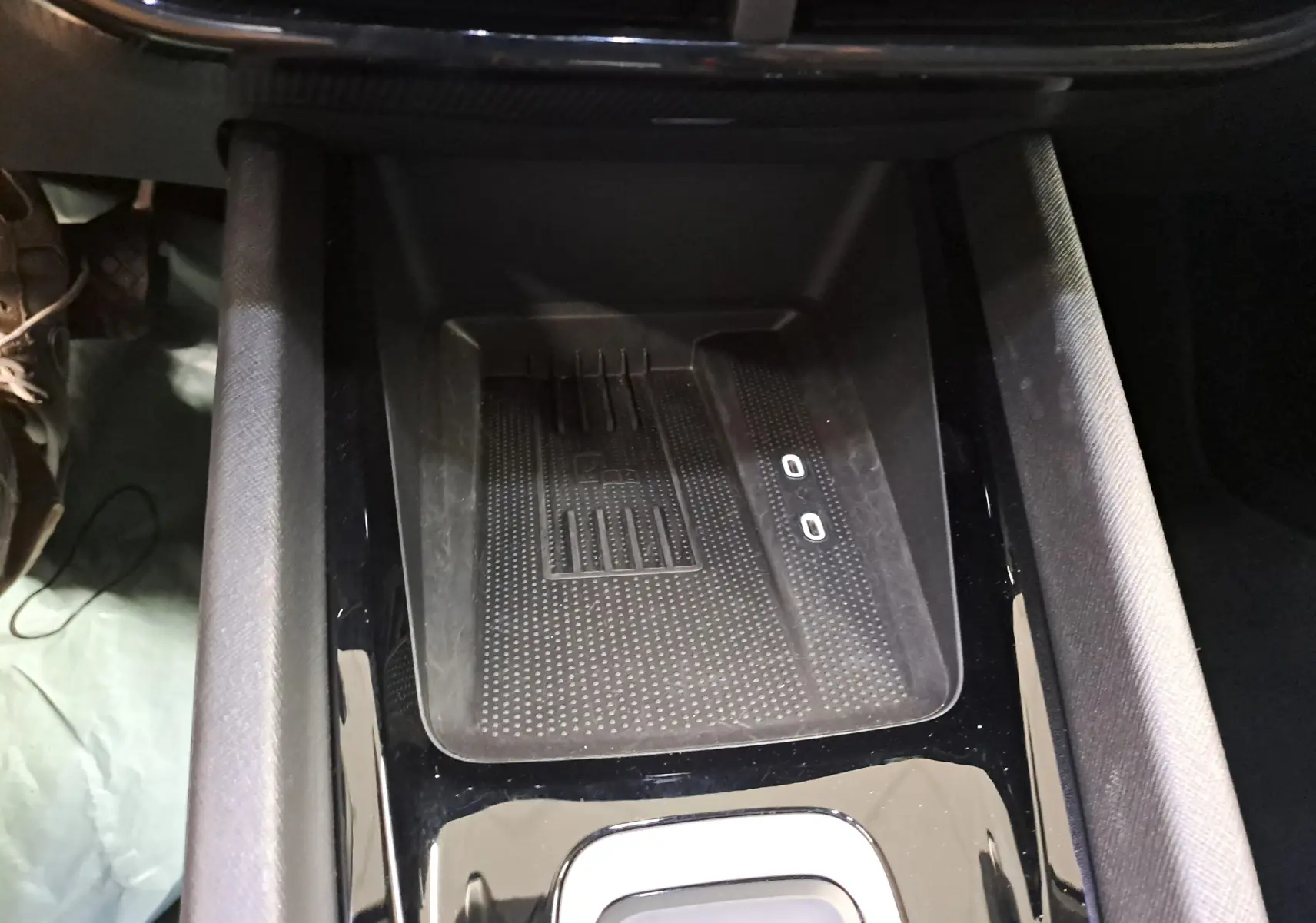 Gros plan sur la console centrale avec zone de recharge sans fil et ports USB dans une Skoda Octavia Combi 2025.