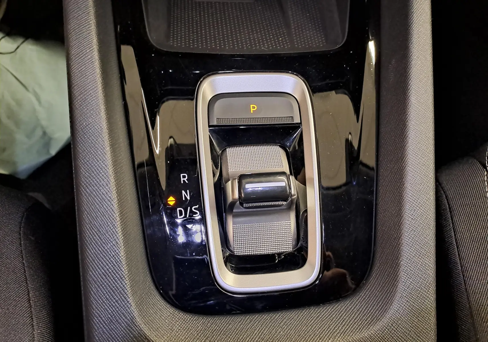 Gros plan sur la commande de boîte automatique noire brillante de la Skoda Octavia Combi 1.5 eTSI 2025.