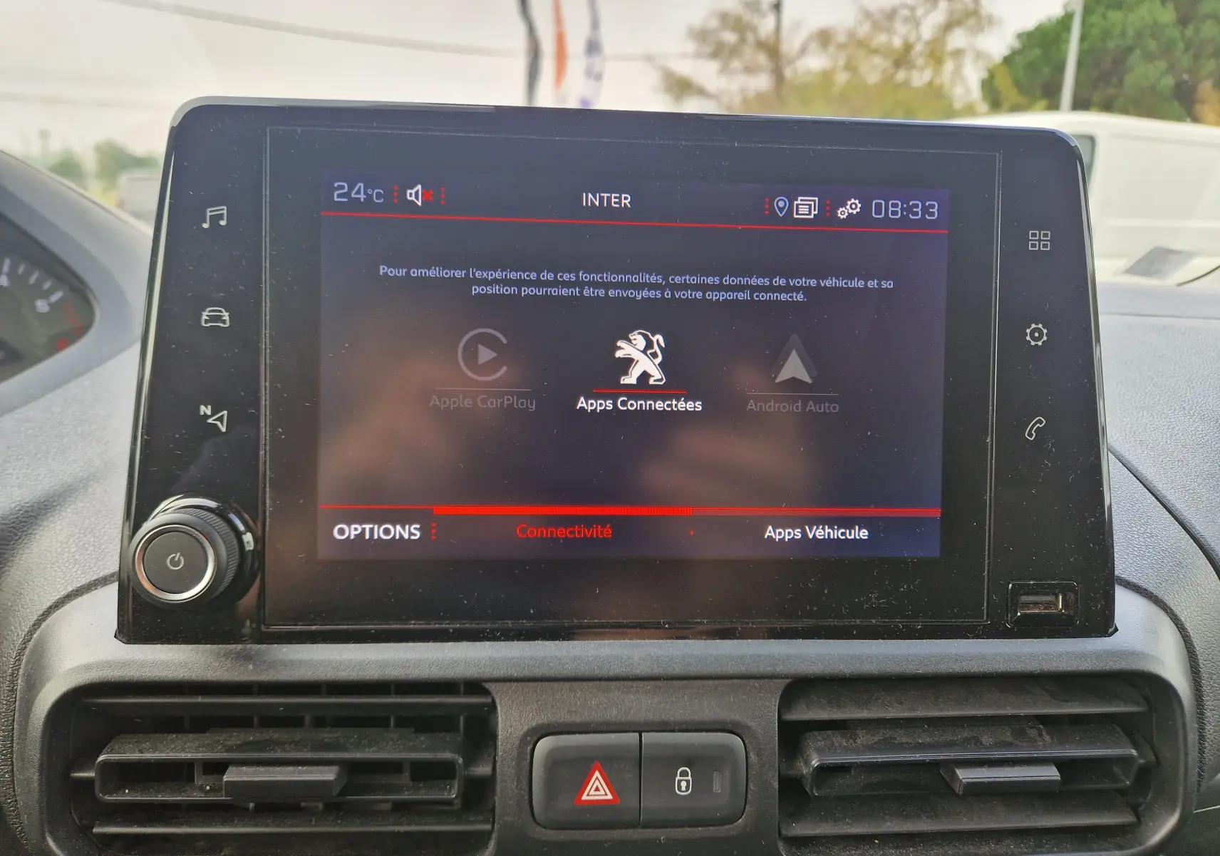 Écran tactile central du tableau de bord du Peugeot Partner 2021 affichant les options de connectivité avec Apple CarPlay et Android Auto.