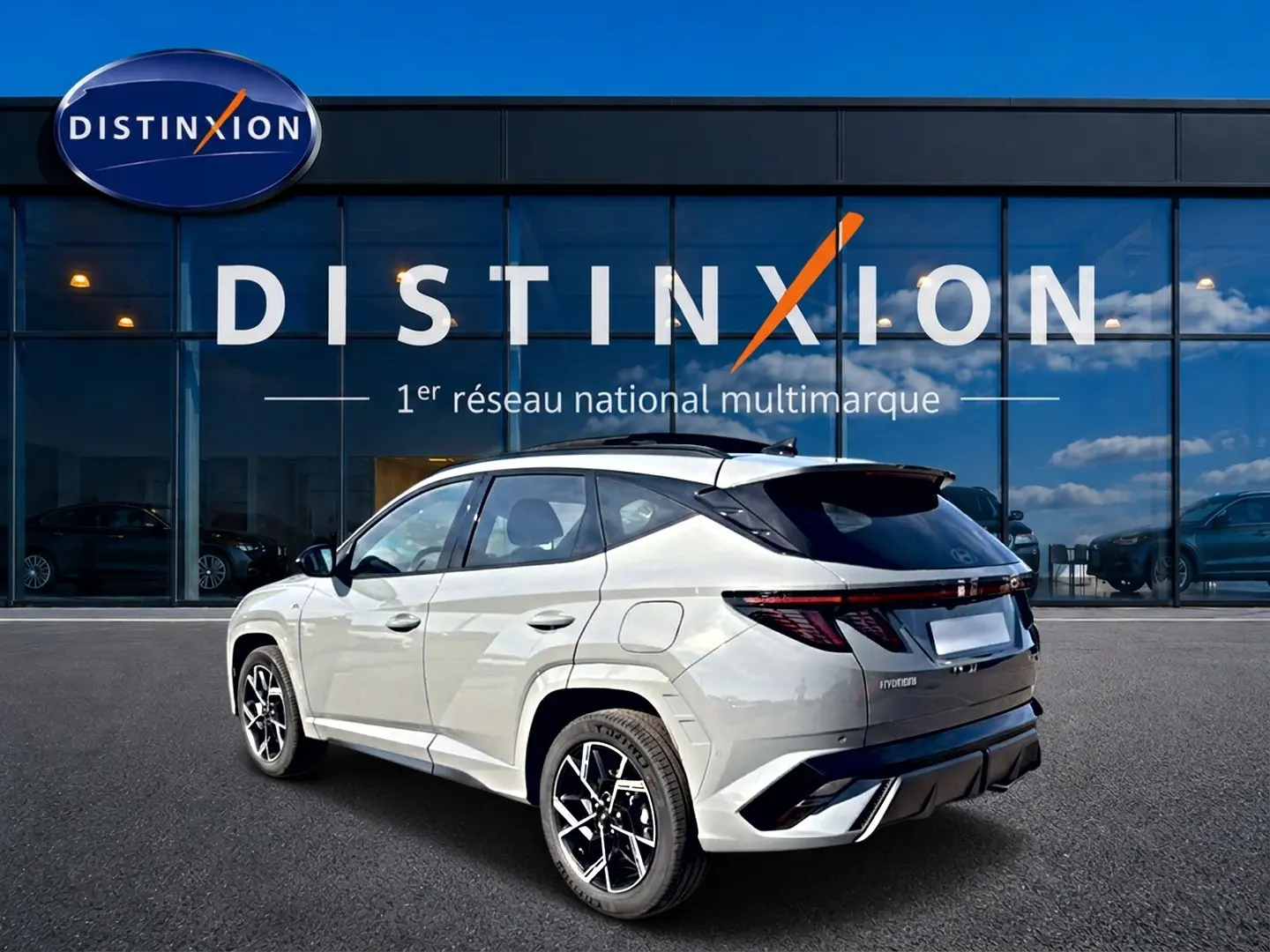 Vue 3/4 arrière droite du Hyundai Tucson 2026 gris shadow avec jantes alu et feux arrière LED distinctifs.