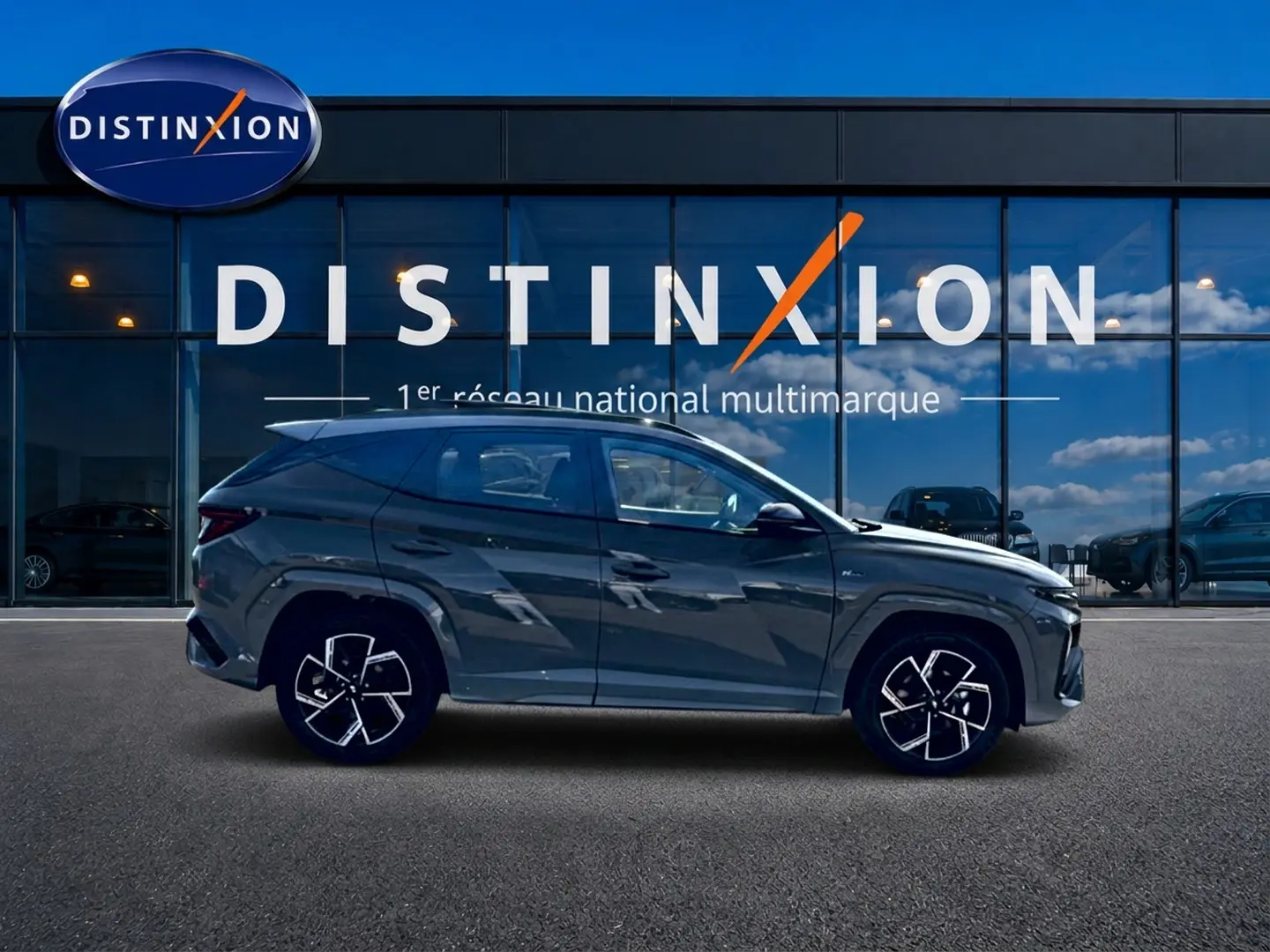 Hyundai Tucson 2026 gris shadow en profil droit, avec jantes alu noires et design N Line visible.