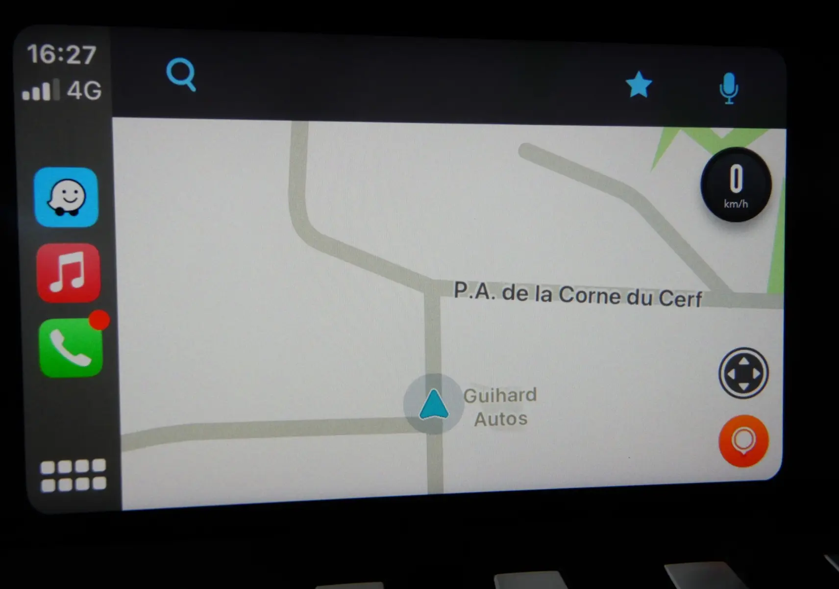 Écran tactile du système de navigation de la Peugeot 508 SW Allure noir, affichant une carte avec itinéraire.