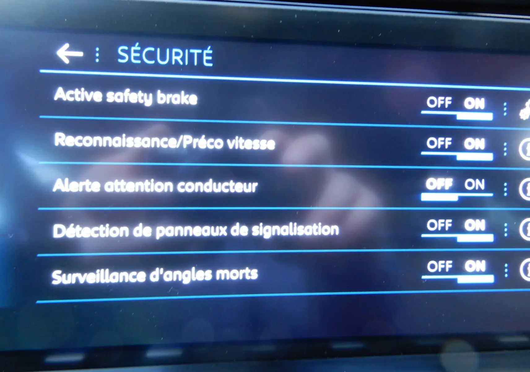 Écran de configuration des aides à la conduite du Peugeot 508 SW Allure noir, affichant les options sécurité activées.