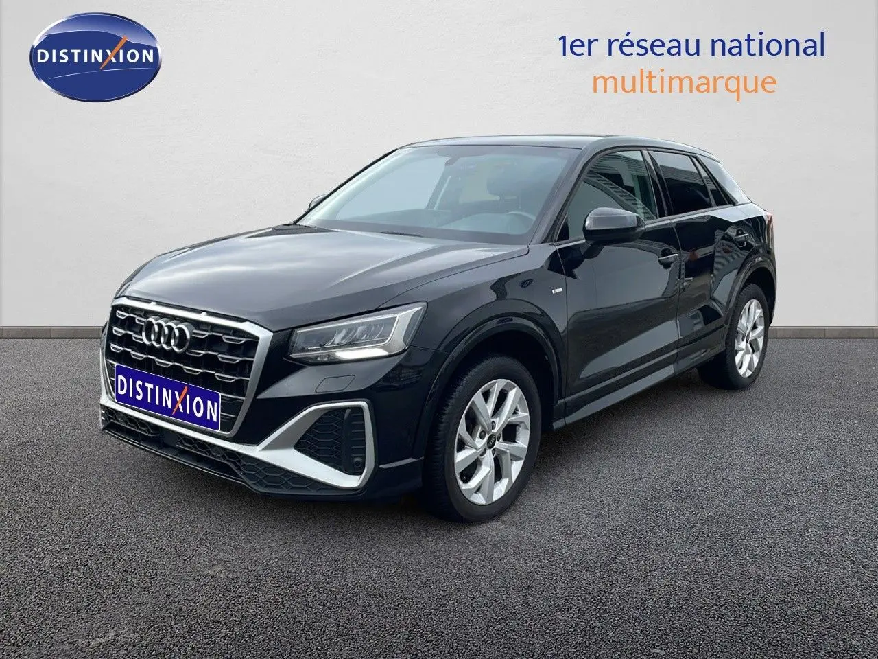 Audi Q2 noir mito metal vue 3/4 avant droit, mettant en valeur sa calandre hexagonale et ses jantes argentées.