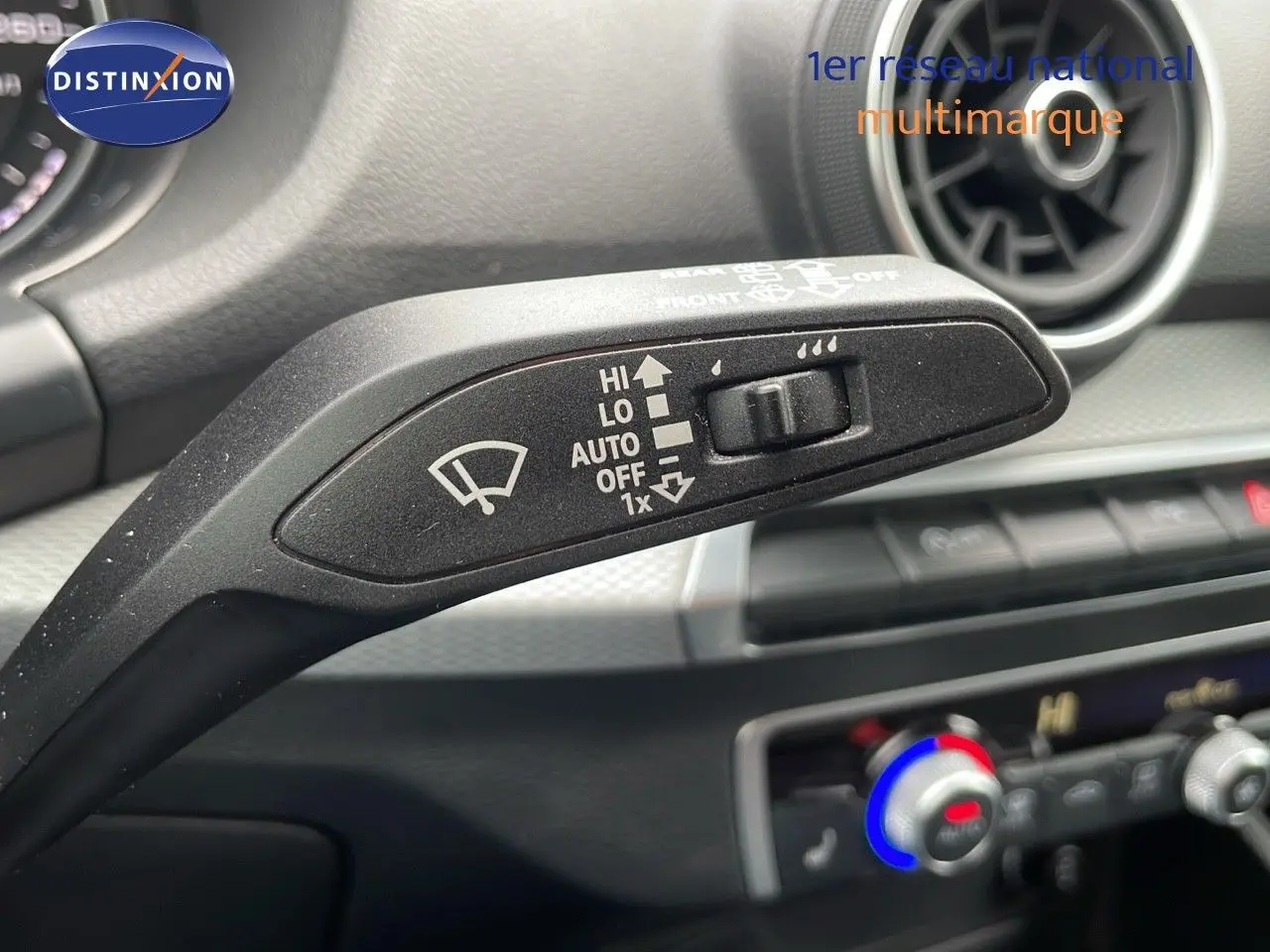 Le levier d'essuie-glace avec réglages HI, LO, AUTO sur le tableau de bord d'un Audi Q2 noir Mito Metal.