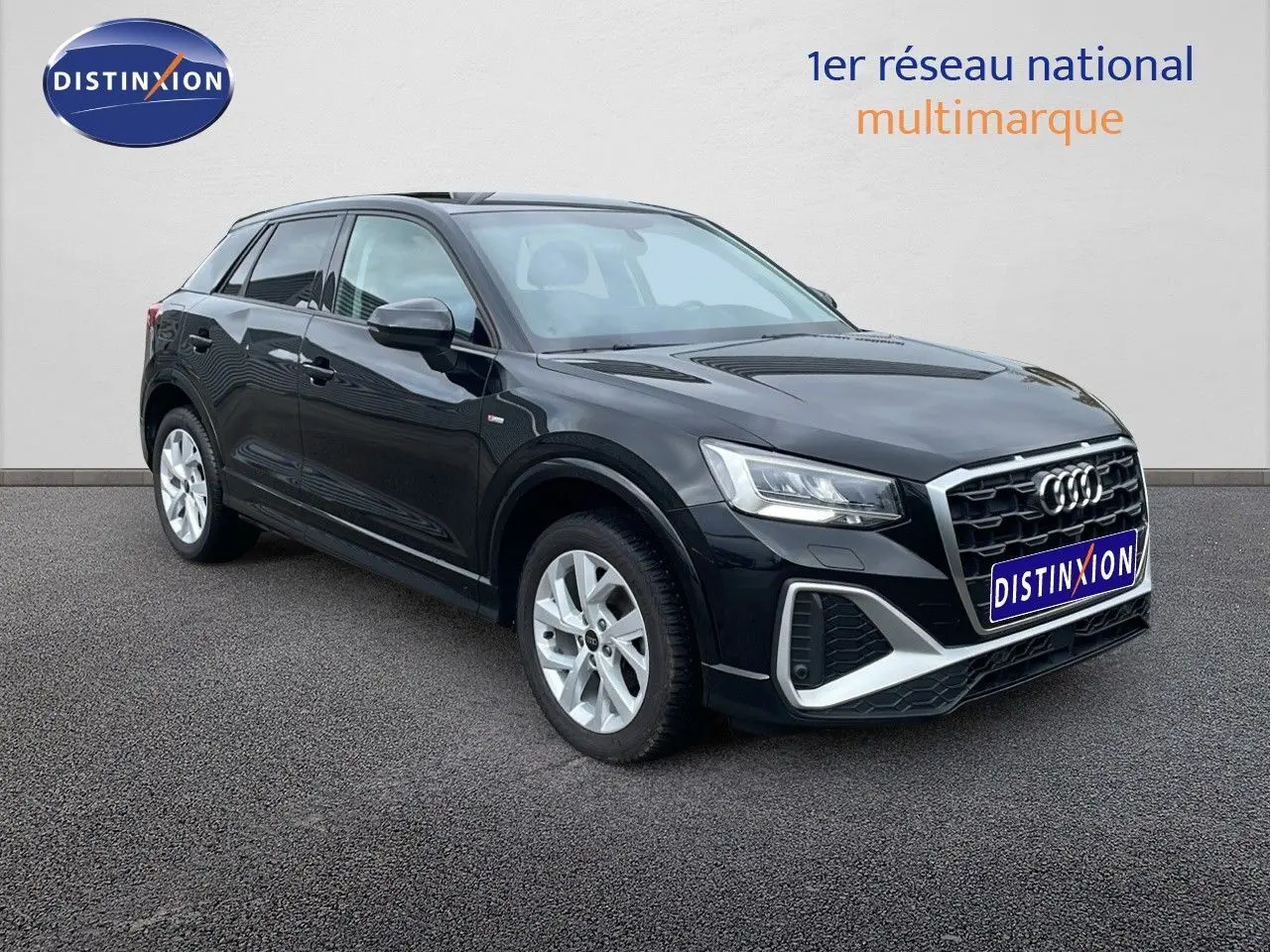 Audi Q2 noir mito metal en 3/4 avant droit, mettant en valeur sa calandre hexagonale et ses jantes argentées.