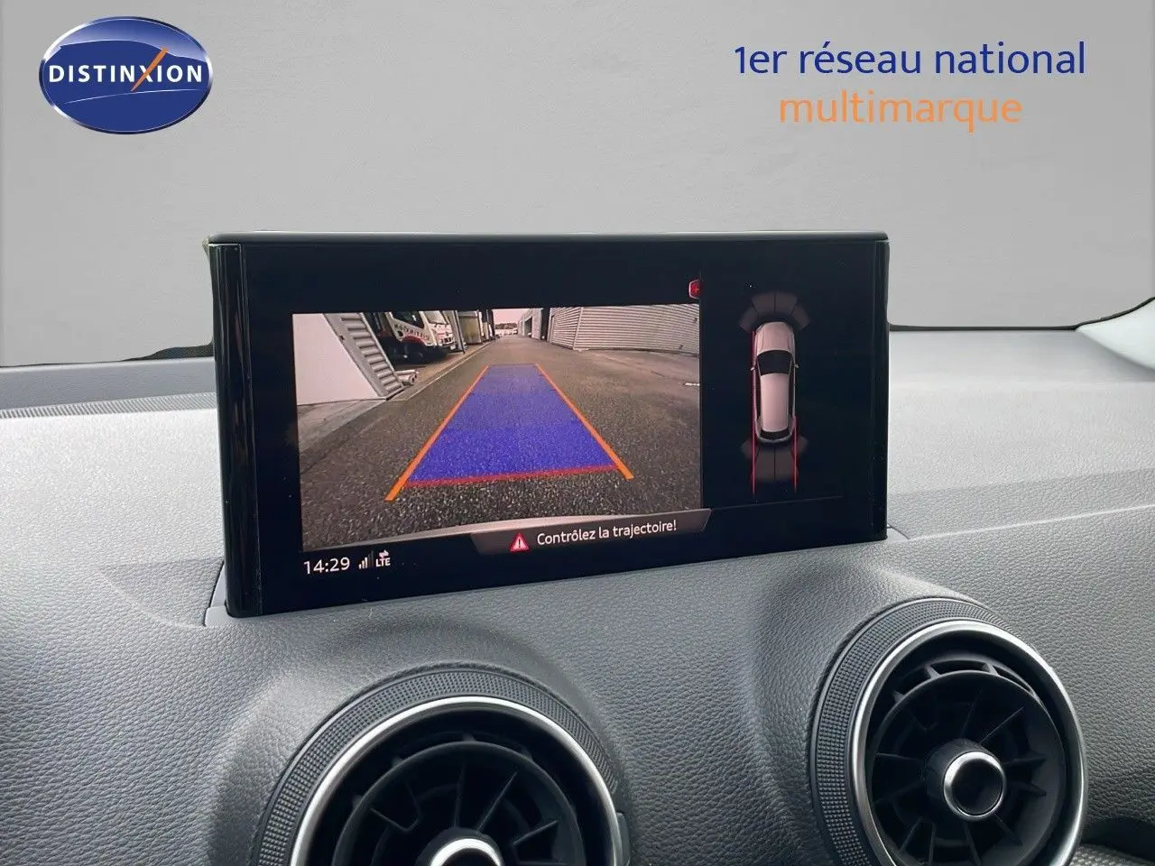 Écran central affichant la caméra de recul et l'aide au stationnement dans l'Audi Q2 noir mito metal 2023.