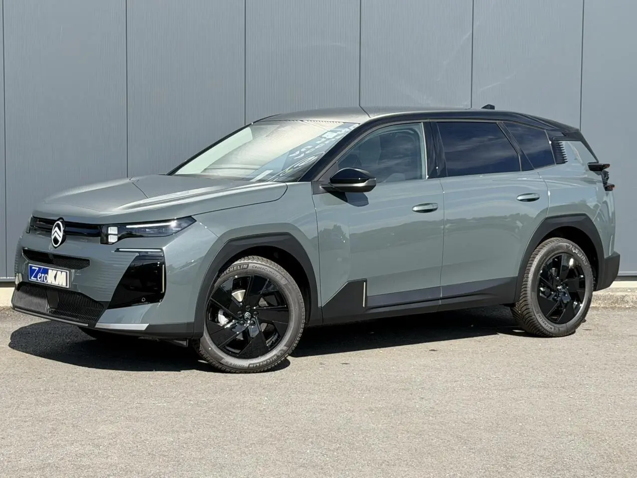 Citroën C5 Aircross 2026 vert Astoria et toit noir, vue 3/4 avant droit avec jantes noires et vitres teintées.