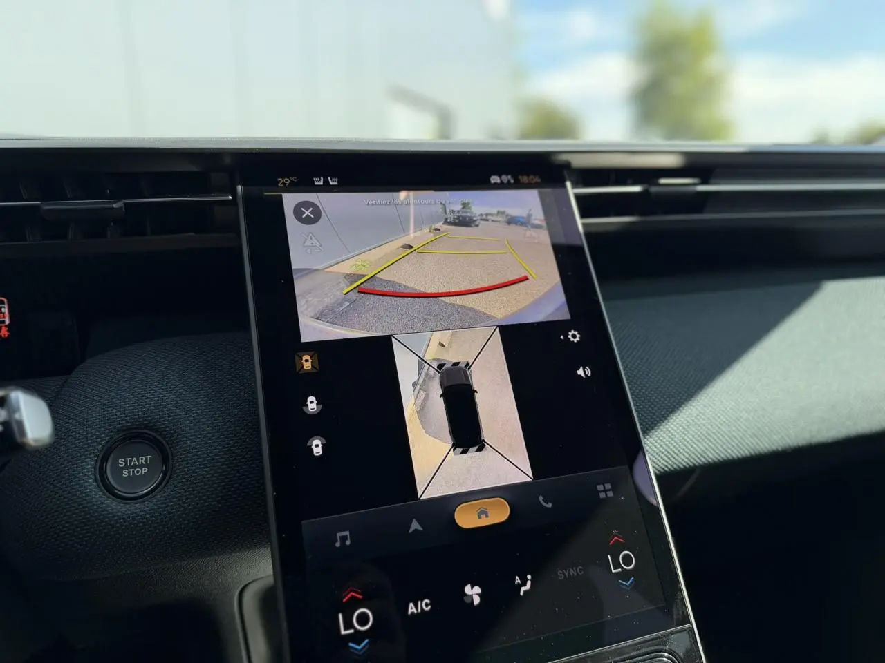 Vue rapprochée de l’écran tactile central du Citroën C5 Aircross affichant la caméra de recul et la vue 360° intérieure.
