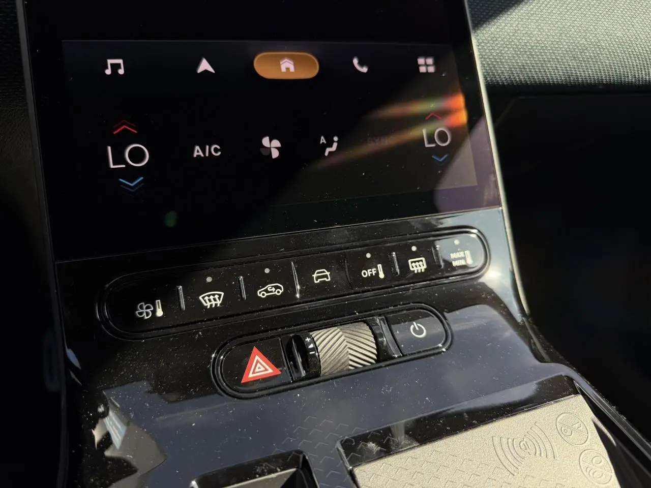 Gros plan sur la console centrale tactile et les commandes de climatisation du Citroën C5 Aircross hybride 2026.