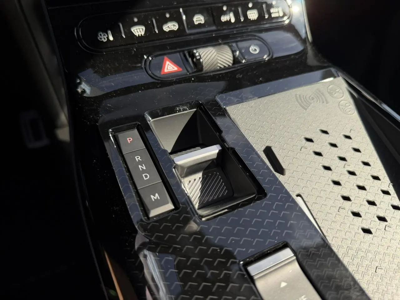 Gros plan sur la console centrale noire du Citroën C5 Aircross 2026, avec sélecteur de boîte auto et surface texturée.