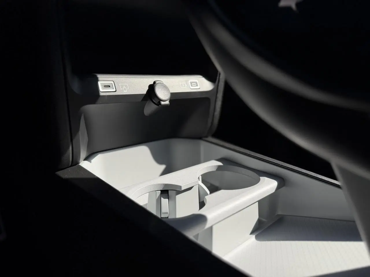 Gros plan sur le rangement central avant avec prises USB et prise 12V du Citroën C5 Aircross 2026.