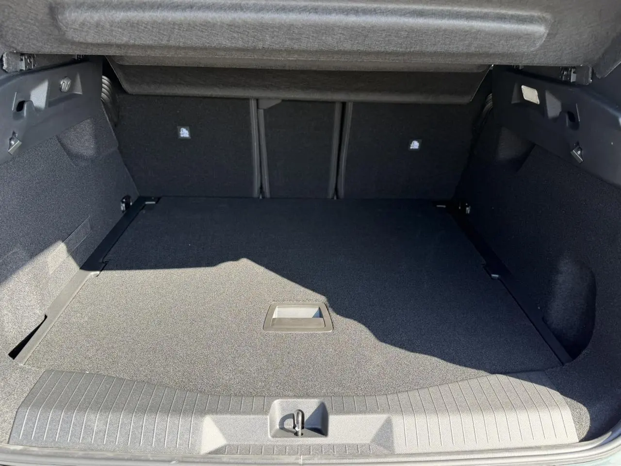 Coffre ouvert vu de l'arrière du Citroën C5 Aircross 2026, intérieur spacieux et revêtement noir uniforme.