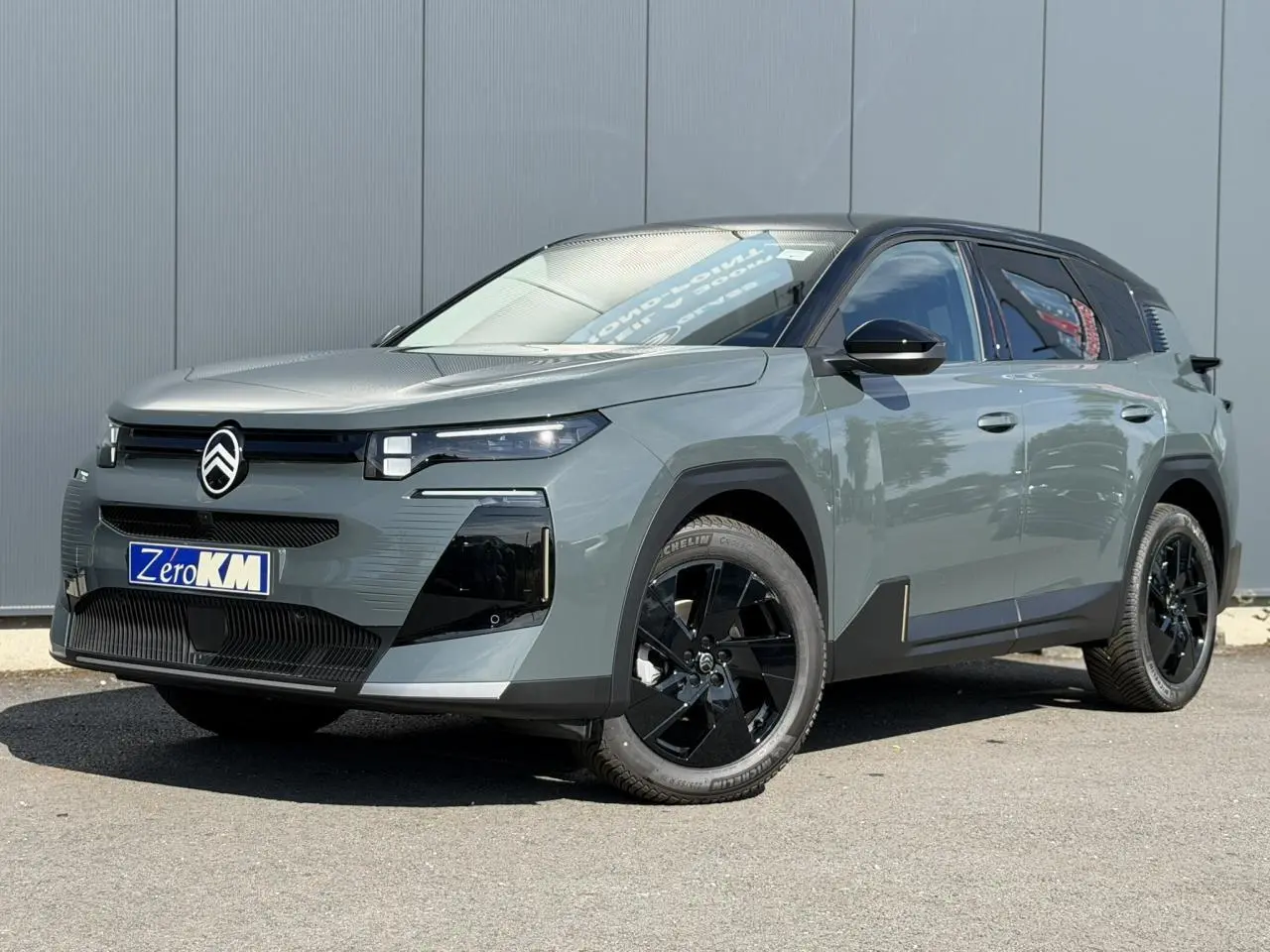 Vue 3/4 avant droite du Citroën C5 Aircross 2026 vert Astoria avec toit noir et jantes alliage noires.