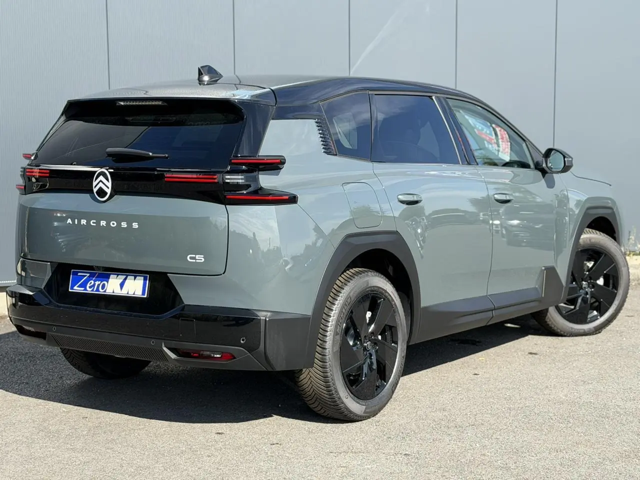 Vue 3/4 arrière droite d’un Citroën C5 Aircross 2026 vert Astoria avec toit noir et jantes alliage noires.