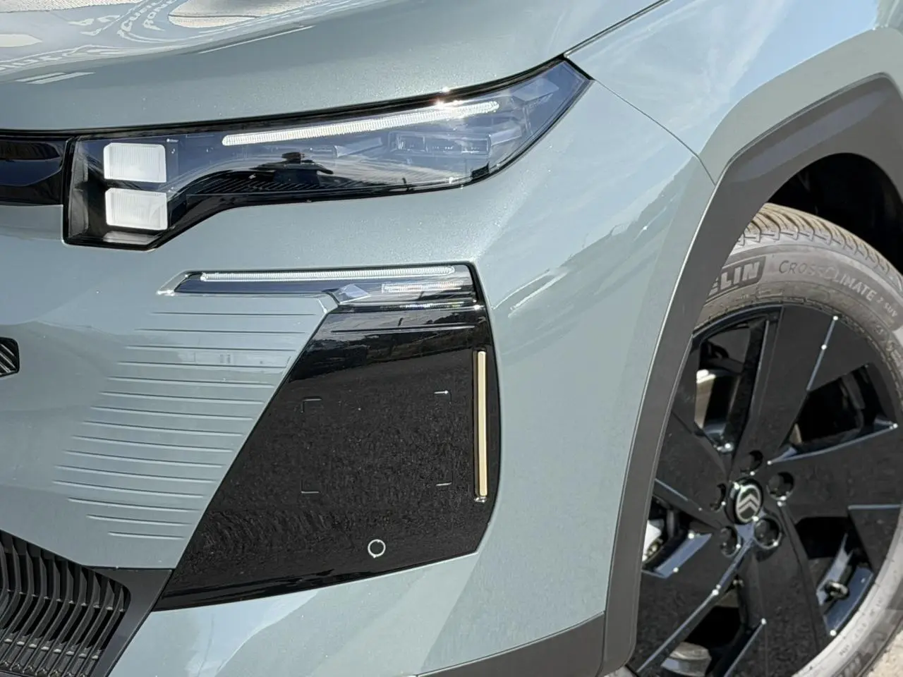 Gros plan sur l’avant droit vert Astoria du Citroën C5 Aircross 2026, avec optique LED et jante alliage noire.