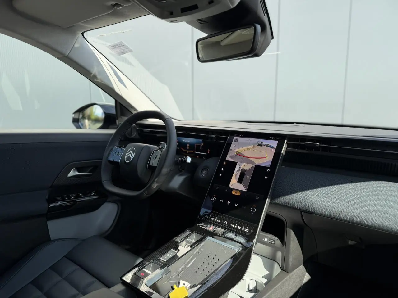 Vue intérieure côté conducteur du Citroën C5 Aircross 2026 avec grand écran tactile vertical et volant multifonctions noir.