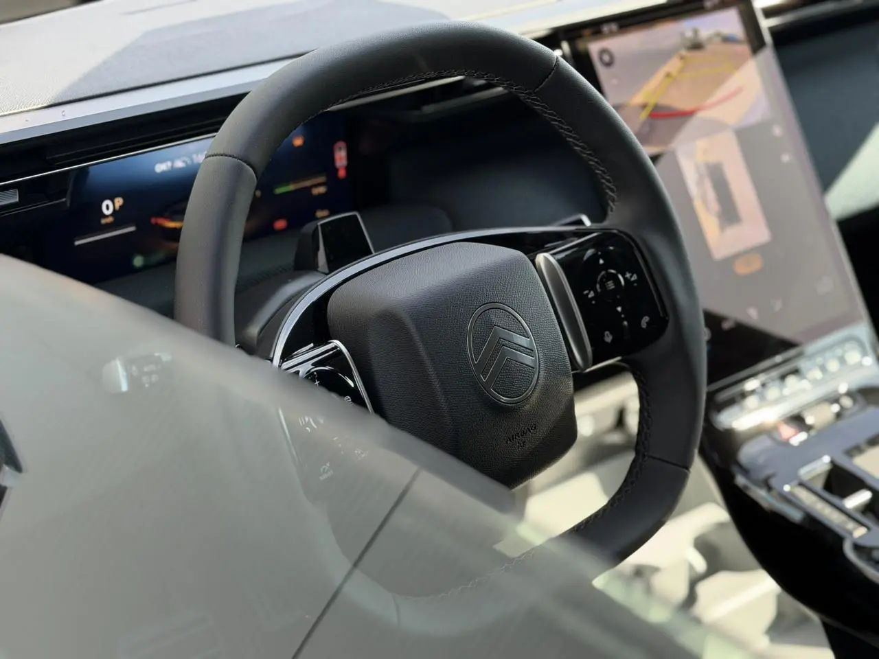 Vue rapprochée du volant noir et du tableau de bord digital du Citroën C5 Aircross 2026 avec écran tactile vertical.