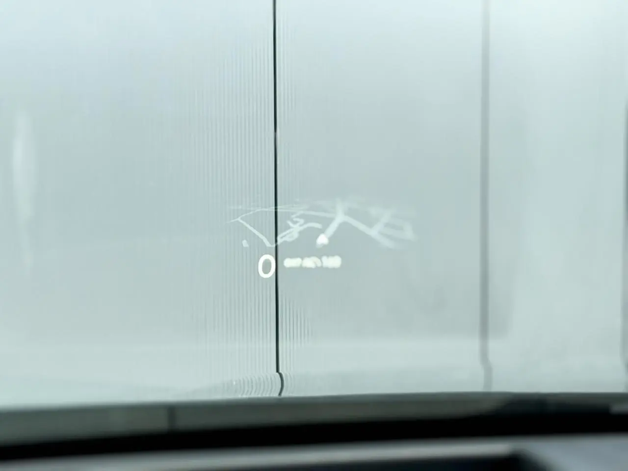 Affichage tête haute transparent montrant la vitesse et la navigation dans un Citroën C5 Aircross 2026.
